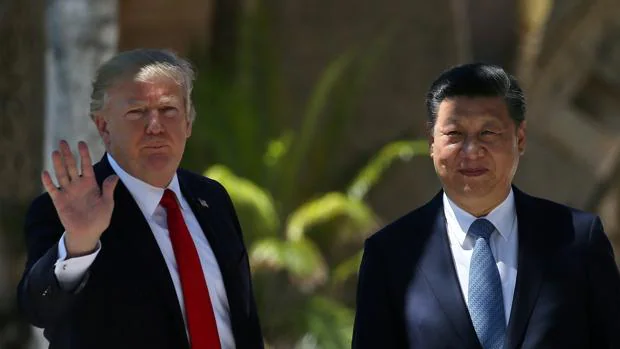 Donald Trump (d), junto al presidente chino