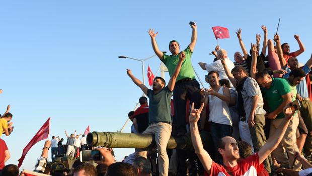 Simpatizantes de Erdogan, encaramados a un tanque en Estambul el día después del golpe fallido en Turquía