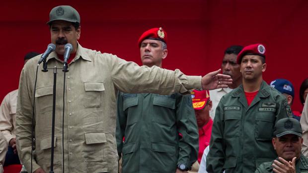 Maduro, con miembros de la Fuerza Armada Nacional Bolivariana este lunes en el séptimo aniversario de la milicia