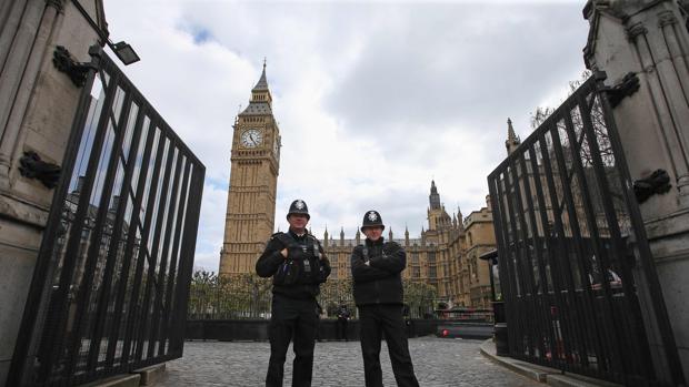 Imagen de dos policías británicos