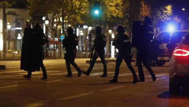 La Policía francesa, durante la operación tras el tiroteo en París