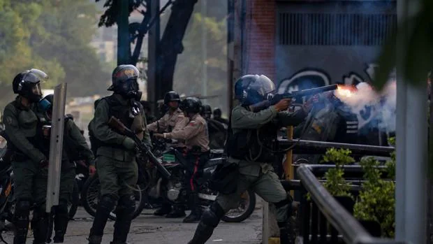 La Policía se enfrenta contra manifestantes opositores a Nicolás Maduro en Venezuela