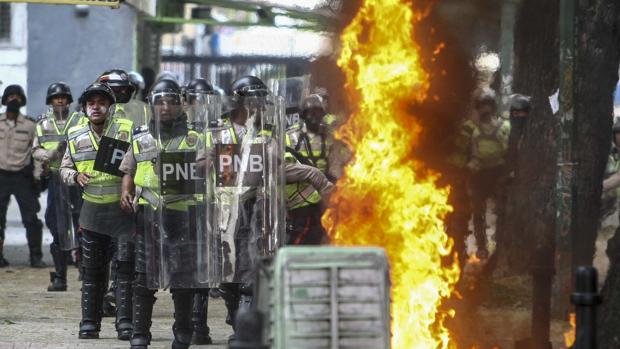 Agentes de la Policía Nacional Bolivariana (PNB) bloquean el paso de una marcha opositora