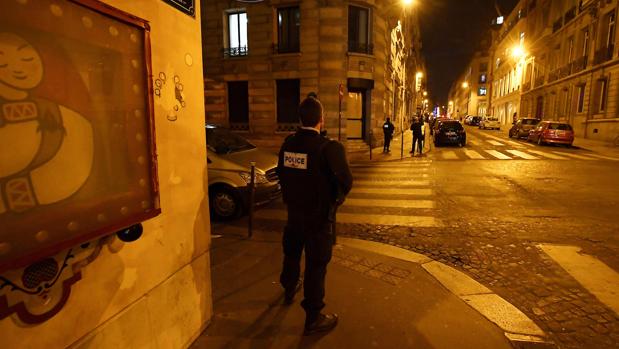 Un policía hace guardia en las calles del centro de París tras el atentado de los Campos Elíseos