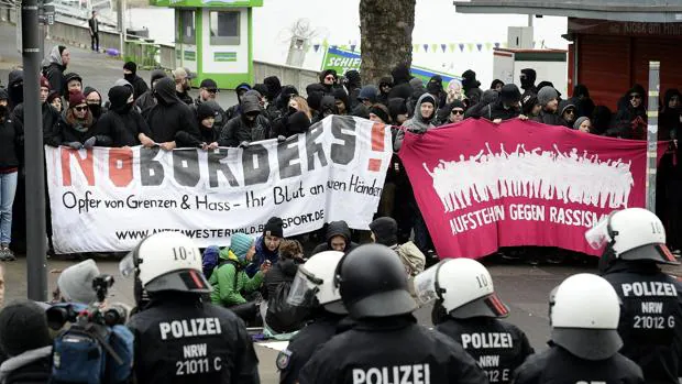 La policía alemana ante una protesta contra la conferencia de «Alternativa por Alemania» celebrada hoy en Colonia