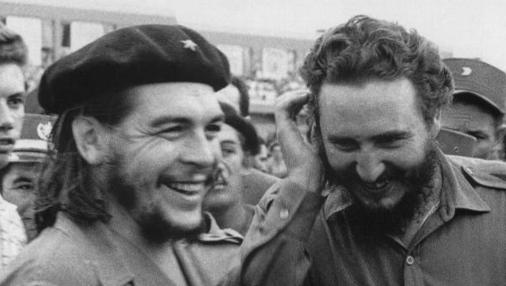 Ernesto Guevara y Fidel Castro en La Habana, un año después de derrocar al dictador Fulgencio Batista