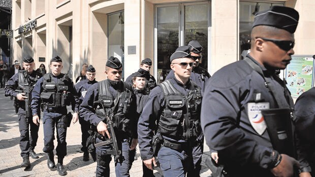 El Gobierno francés refuerza la seguridad con cincuenta mil agentes más