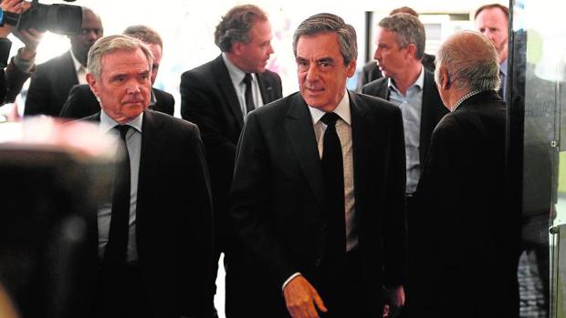 François Fillon (d), a su llegada este lunes a la sede de Los Republicanos, en París