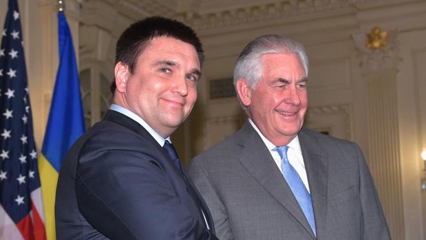 El secretario de Estado de EE.UU., Rex Tillerson (dcha) junto al ministro de Exteriores ucraniano, Pavlo Klimkin