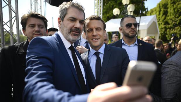 Macron, con un seguidor en la inauguración de un monumento en memoria del genocidio armenio en 1915