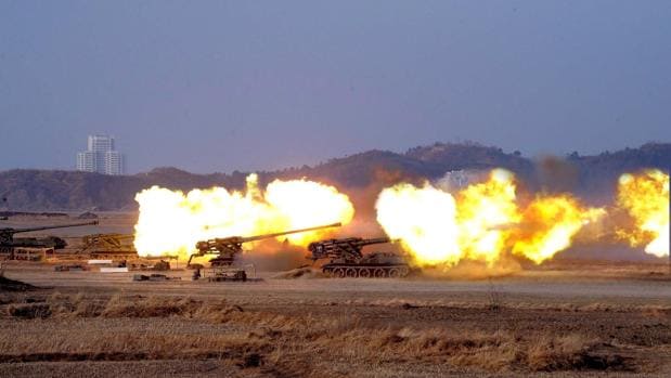 Fotografía de archivo distribuida por la agencia oficial KCNA que muestra la unidad militar coreana número 681 bajo el comando de artillería KPA durante un ejercicio de tiro, en Pyonyang