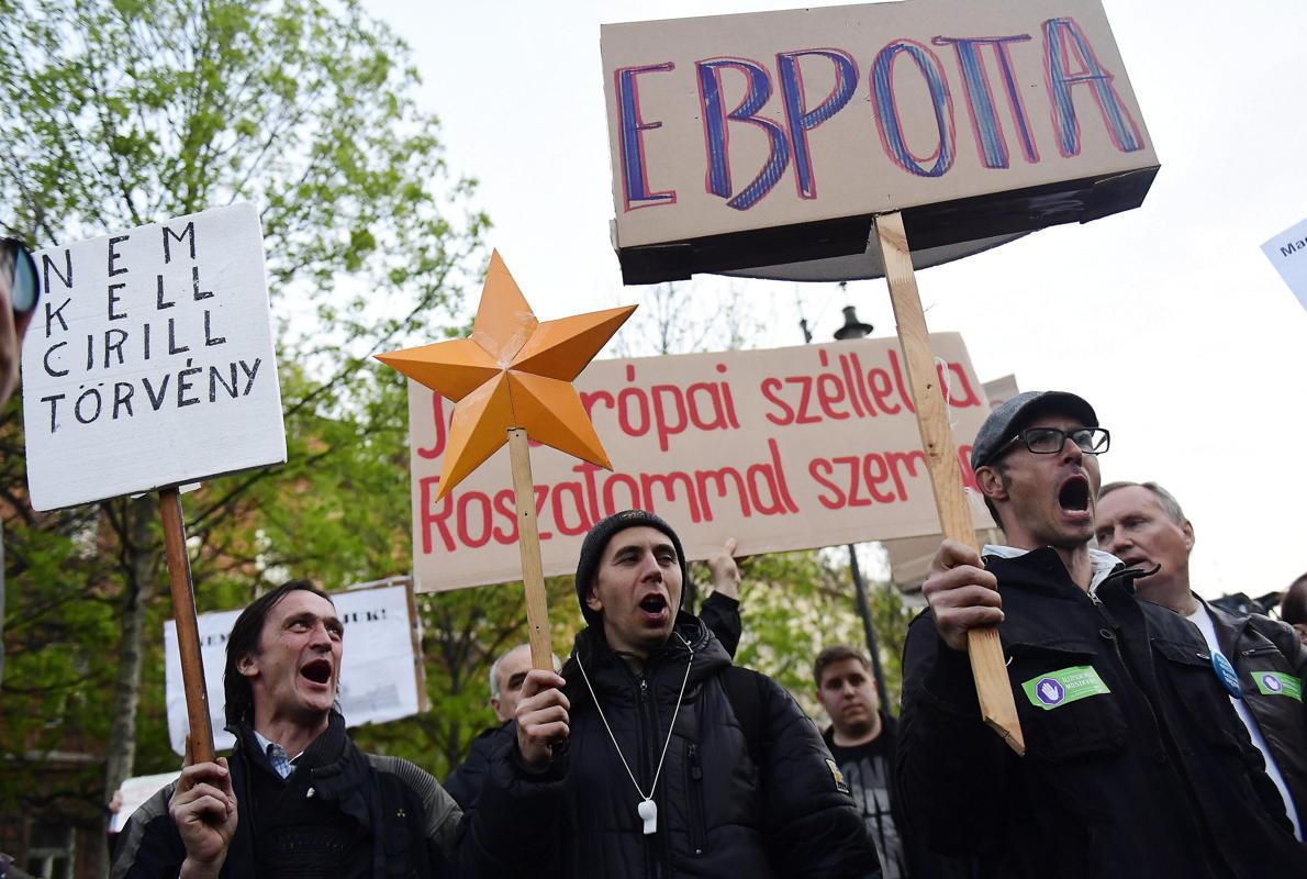 Manifestantes sostienen carteles durante una protesta llamada "Vamos a parar a Moscú" en contra de los lazos comerciales entre Hungría y Rusia