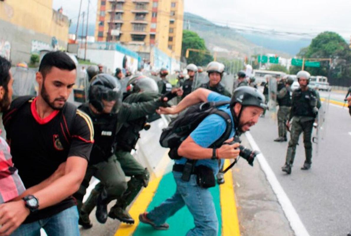 Agentes bolivarianos agreden a un fotoperiodista que cubre las protestas