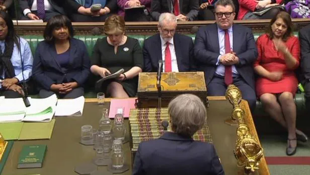 Corbyn y May (de espaldas) aparecen en una captura de vídeo, este miércoles en la Cámara de los Comunes