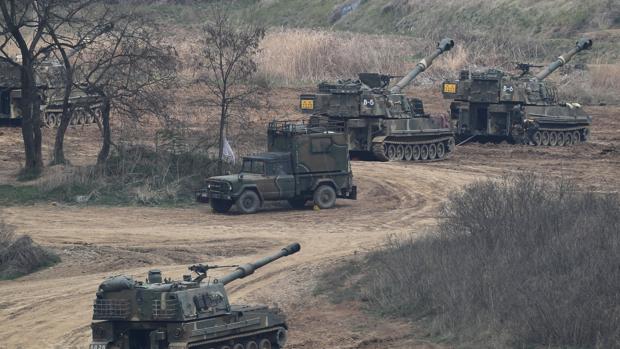 Tanques K-9 y K-55 del Ejército de Corea del Sur permanecen posicionados en la ciudad fronteriza de Paju