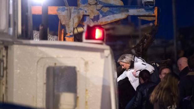 Marine Le Pen se embarca en un pesquero este jueves por la madrugada en el puerto de Le Grau-du-Roi, en el sur de Francia