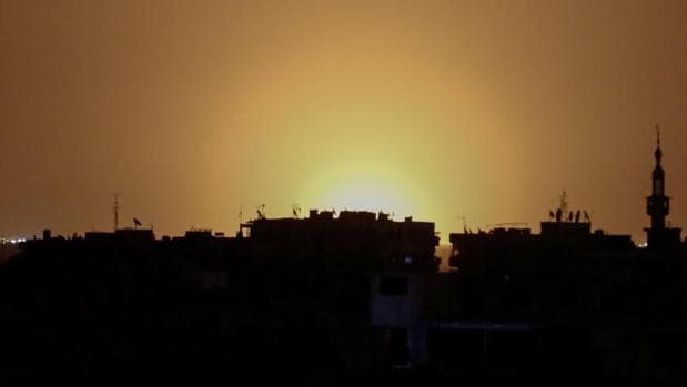 Imagen tomada desde la ciudad siria de Duma, bastión rebelde, desde la que se ve el aeropuerto de Damasco supuestamente en llamas
