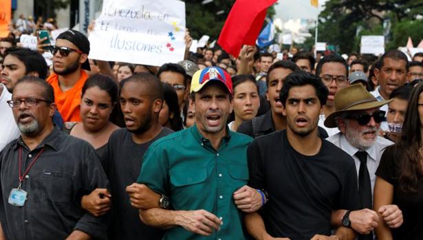 Henrique Capriles (c), durante una marcha en homenaje a una víctima de las protestas, este jueves en Caracas
