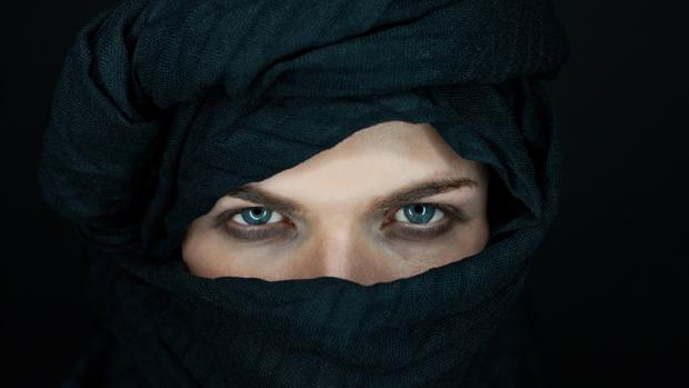 Imagen de archivo de una mujer con burka