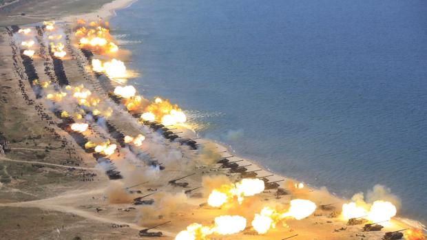 Fotografía sin fecha que muestra a la artillería pesada abriendo fuego durante una demostración del Ejército Popular de Corea