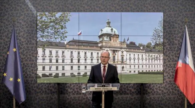 El primer ministro de la República Checa, Bohuslav Sobotka, anuncia su dimisión y la caída del Gobierno tripartito