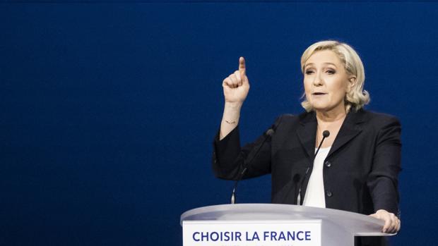 Marine Le Pen se dirige a sus simpatizantes durante un mitin en Villepinte en el norte de París