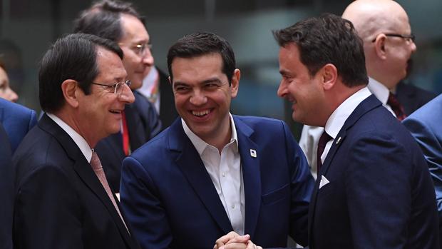 El primer ministro griego, Alexis Tsipras, en el centro de la imagen