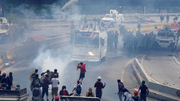 Manifestantes opositores a Nicolás Maduro se enfrentan a la Policía en Caracas