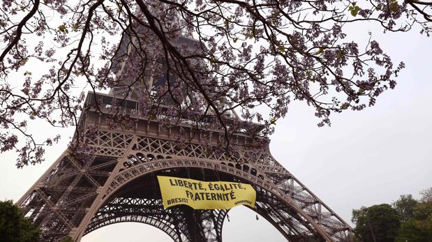 Greenpeace cuelga un cartel contra el Frente Nacional en la Torre Eiffel