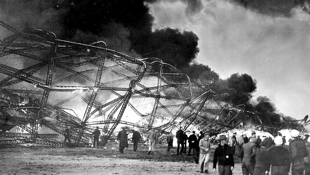 La imagen que aterró al mundo y acabó, al menos por varios decenios, con la era de los zepelines: el incendio del Hindenburg, el 6 de Mayo de 1937, en el aeropuerto de Lakehurst, Nueva Jersey