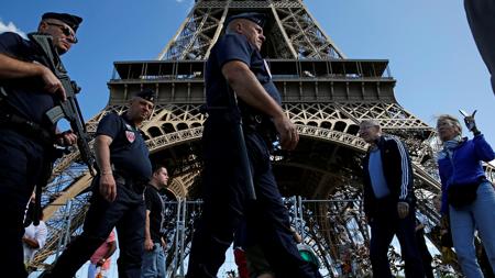 Un grupo de policías vigilan la torre Eiffel