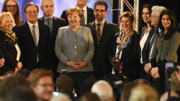 La canciller alemana, Angela Merkel, en el centro de la imagen
