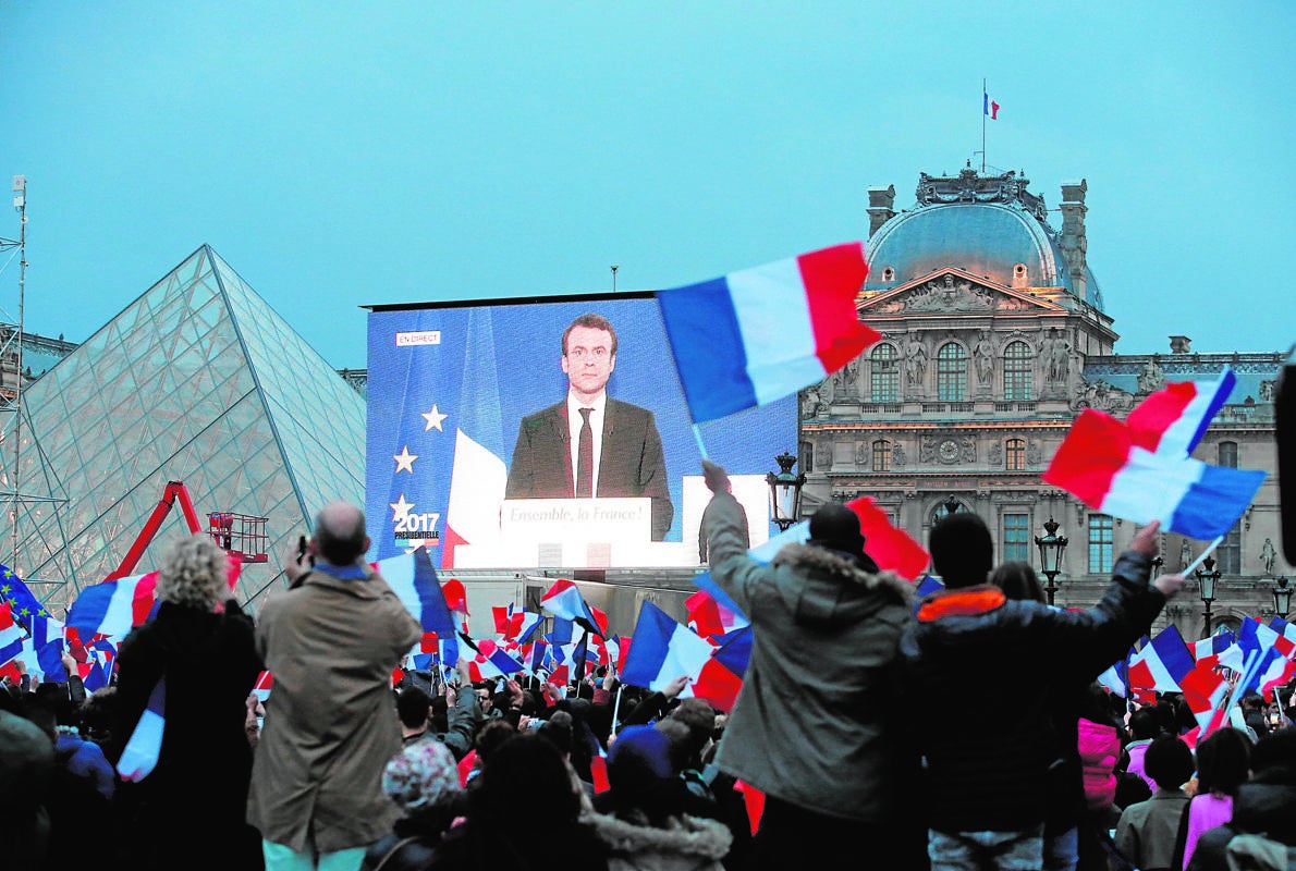 Seguidores de Macron celebran ayer la victoria electoral junto al Louvre