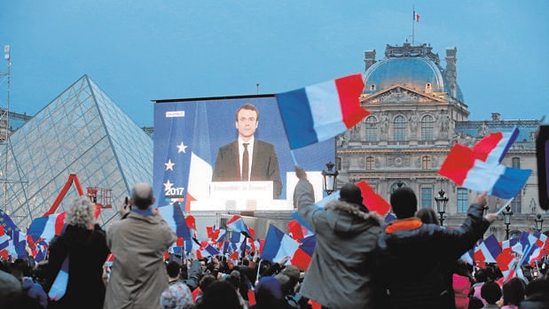 Seguidores de Macron celebran ayer la victoria electoral junto al Louvre