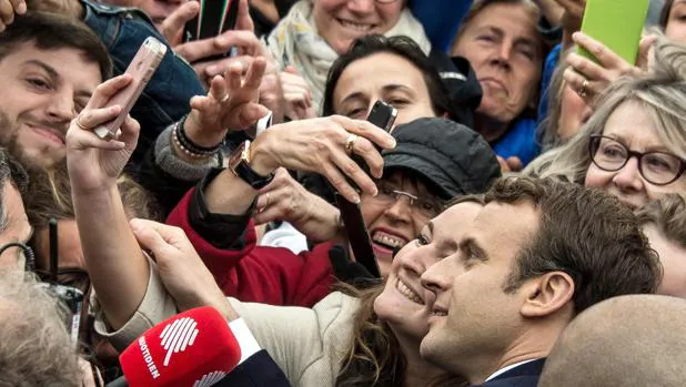 Macron posa para un selfie, ayer en Le Touquet, donde votó ayer antes de regresar a París