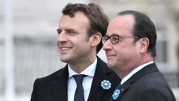 El presidente saliente, François Hollande y su suscesor, Emmanuel Macron en un acto celebrado este lunes