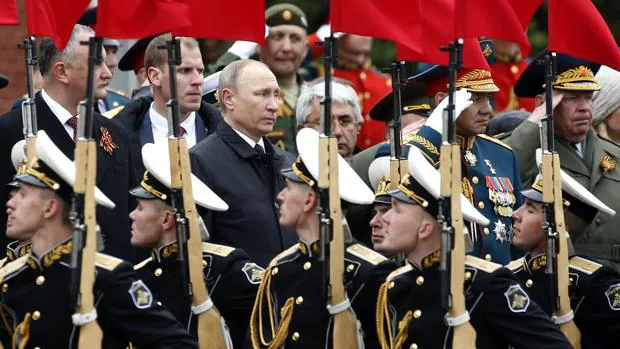 Vladimir Putin durante el desfile en conmemoración del Día de la Victoria