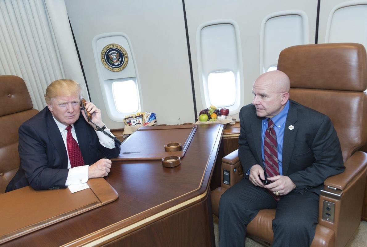 Trump junto a H.R McMaster, su asesor de Seguridad Nacional