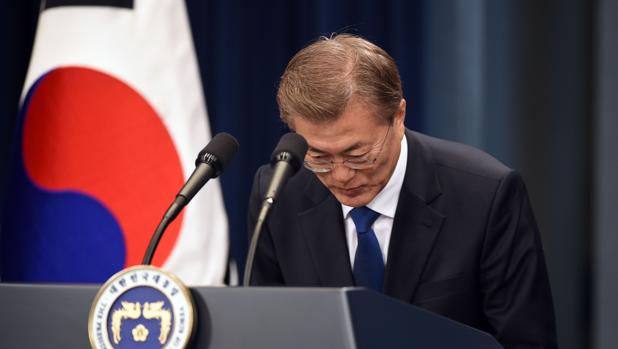 El presidente surcoreano, Moon Jae-in, saluda durante la rueda de prensa este miércoles en Seúl