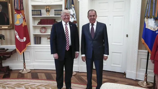 Donald Trump (izda) posa junto al ministro de Exteriores ruso, Serguéi Lavrov (dcha) en el Despacho Oval