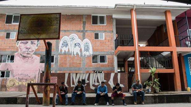 Marios hombres almuerzan durante su estancia en un centro de refugiados en Tenosique