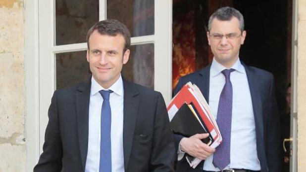 Emmanuel Macron (izquierda) junto a Alexis Kohler (derecha)