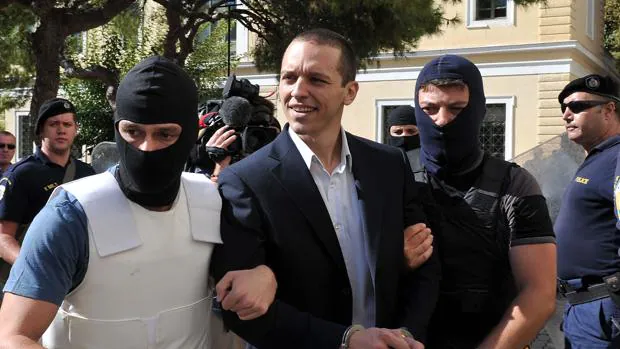 El diputado neonazi Kasidiaris ataca al diputado conservador Dendias en el parlamento griego