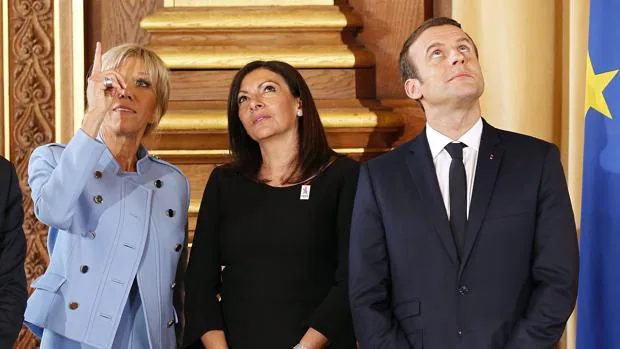 Macron ayer, con su mujer y la alcaldesa de París, en el centro de la imagen