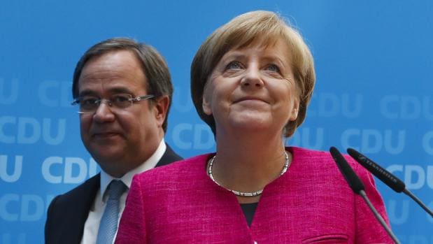 La canciller alemana, Angela Merkel, y el candidato del CDU para Renania-Norte Westfalia , Armin Laschet, durante su conferencia de este lunes en Berlín