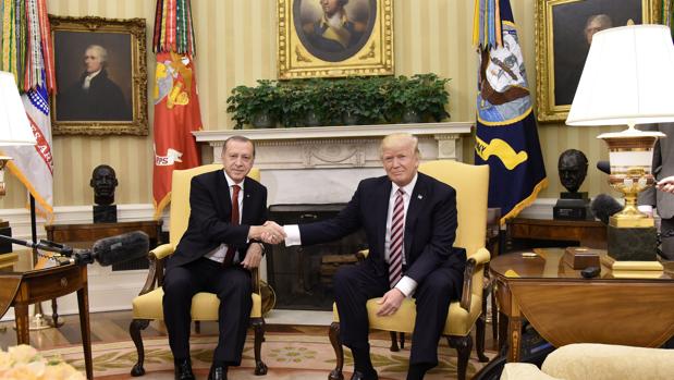 El presidente turco, Recep Tayyip Erdogan (izda) junto al mandatario estadounidense Donald Trump