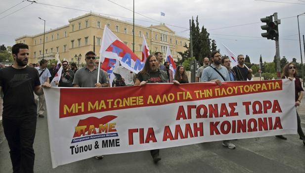 Maniftestantes contra los recortes en el centro de Atenas