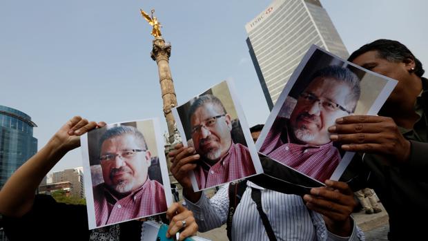 Periodistas y fotógrafos muestran la fotografía del asesinado Javier Valdez en una protesat en Ciudad de México