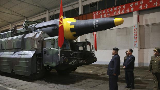 El líder de Corea del Norte, Kim Jong Un, contempla uno de sus misiles