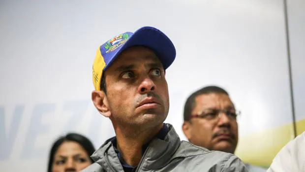 Capriles denuncia que le han retenido su pasaporte en el aeropuerto de Caracas